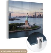 MuchoWow® Glasschilderij 90x90 cm - Schilderij acrylglas - Vrijheidsbeeld met skyline van New York - Foto op glas - Schilderijen