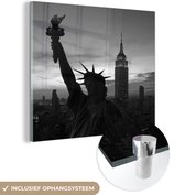 MuchoWow® Glasschilderij 20x20 cm - Schilderij acrylglas - Vrijheidsbeeld New York -zwart-wit - Foto op glas - Schilderijen