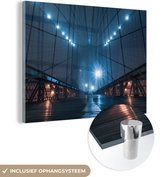 MuchoWow® Glasschilderij 160x120 cm - Schilderij acrylglas - De Amerikaanse Brooklyn Bridge in de mist - Foto op glas - Schilderijen