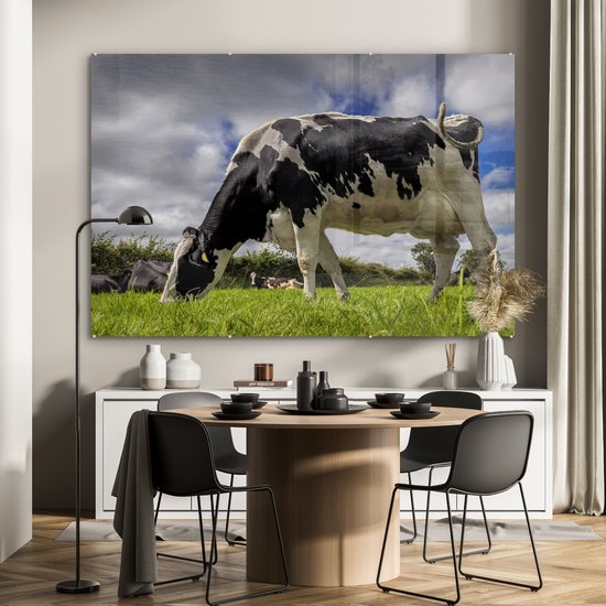 Une vache frisonne avec des nuages sombres au-dessus de son plexiglas 180x120 cm - Tirage photo sur Glas (décoration murale plexiglas) XXL / Groot format!