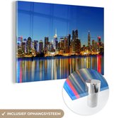 MuchoWow® Glasschilderij 30x20 cm - Schilderij acrylglas - Skyline is 's nachts New York - Foto op glas - Schilderijen