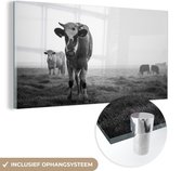 MuchoWow® Glasschilderij 160x80 cm - Schilderij acrylglas - Koeien in de ochtendmist zwart-wit foto - Foto op glas - Schilderijen
