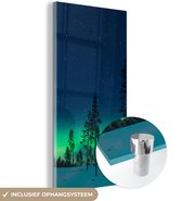 MuchoWow® Glasschilderij 80x160 cm - Schilderij acrylglas - Noorderlicht - Sneeuw - Bomen - Natuur - Groen - Foto op glas - Schilderijen