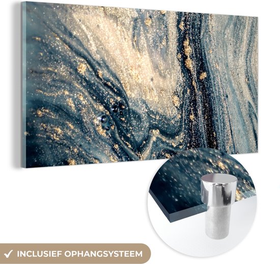 Glazen wanddecoratie met blauw-gouden marmerpatroon en detail van het metalen ophangsysteem.
