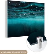 MuchoWow® Glasschilderij 80x60 cm - Schilderij acrylglas - Zee - Onderwater - Blauw - Foto op glas - Schilderijen