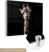 MuchoWow® Glasschilderij 40x30 cm - Schilderij acrylglas - Giraffe - Bril - Zwart - Foto op glas - Schilderijen