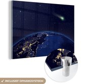 MuchoWow® Glasschilderij 120x80 cm - Schilderij acrylglas - Komeet boven een blauwe aarde - Foto op glas - Schilderijen