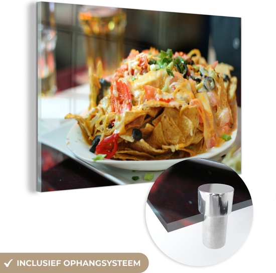 MuchoWow® Glasschilderij 60x40 cm - Schilderij acrylglas - Een opeenhoping van nacho's op een plaat - Foto op glas - Schilderijen