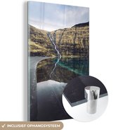 MuchoWow® Glasschilderij 40x60 cm - Schilderij acrylglas - Waterval op Faeröer eilanden - Foto op glas - Schilderijen