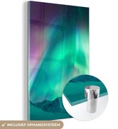 MuchoWow® Glasschilderij 80x120 cm - Schilderij acrylglas - Noorderlicht - Berg - Nacht - Foto op glas - Schilderijen
