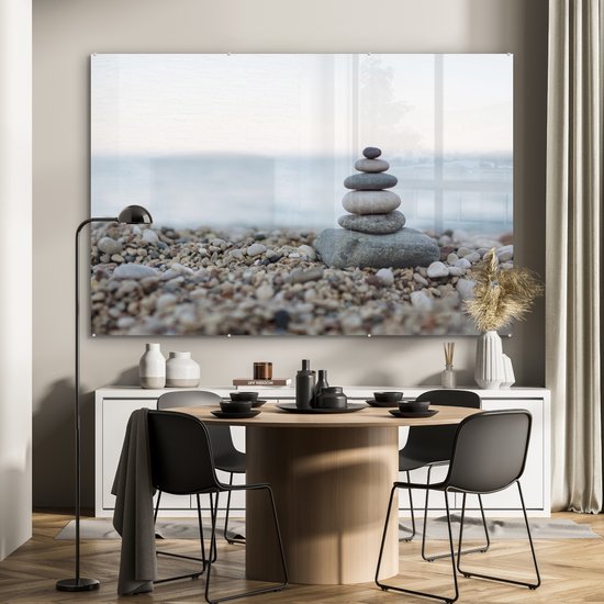 ® Glasschilderij 180x120 cm - Schilderij acrylglas - Balancerende stenen op kiezelstrand - Foto op glas - Muurdecoratie woonkamer - Wanddecoratie slaapkamer - Schilderijen