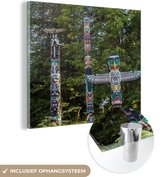 MuchoWow® Glasschilderij 90x90 cm - Schilderij acrylglas - Totempalen van een indiaan - Foto op glas - Schilderijen