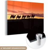 MuchoWow® Glasschilderij 30x20 cm - Schilderij acrylglas - Karavaan reist in de Gobi woestijn - Foto op glas - Schilderijen