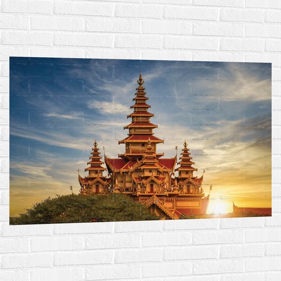 Muursticker - Rood met Gouden Paleis in Bagan, Myanmar - 120x80 cm Foto op Muursticker