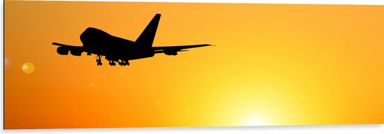 Dibond - Silhouet van Passagiers Vliegtuig Wegvliegend van Zonsondergang - 120x40 cm Foto op Aluminium (Met Ophangsysteem)