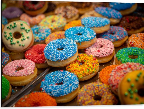 Dibond - Rij Verse Donuts met Verschillende Kleuren Sprinkles - 80x60 cm Foto op Aluminium (Wanddecoratie van metaal)