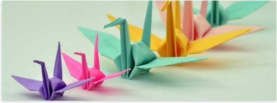 Poster Glanzend – Rij van Verschillende Grotes en Kleuren Origami Vogels op Lichtblauwe Achtergrond - 60x20 cm Foto op Posterpapier met Glanzende Afwerking