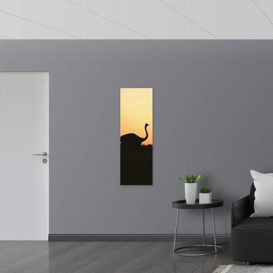 Poster (Mat) - Silhouet van Struisvogel bij Bossen tijdens Zonsondergang - 40x120 cm Foto op Posterpapier met een Matte look