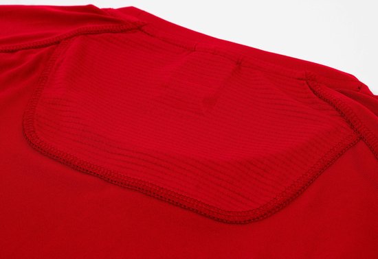 Gros plan d'un panneau de ventilation sur l'épaule d'un t-shirt rouge à manches longues.