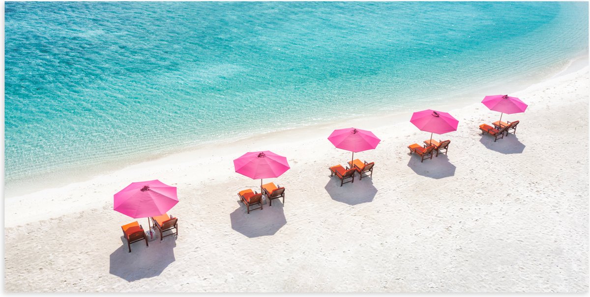 Poster Glanzend – Ligbedden onder Roze Parasols op het Witte Strand bij Blauwe Oceaan - 10