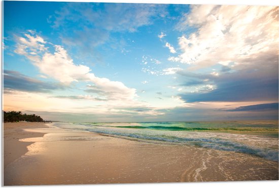 Acrylglas - Kalme Oceaan aanstromend op het Strand onder Wolkenveld - 90x60 cm Foto op Acrylglas (Met Ophangsysteem)