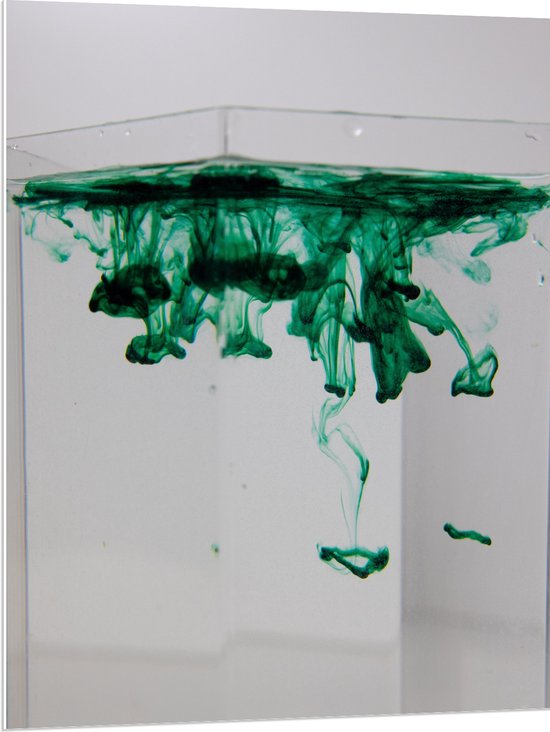 PVC Schuimplaat- Bak met Water Waar Groene Kleurstof Doorheen Word Gegooid - 75x100 cm Foto op PVC Schuimplaat