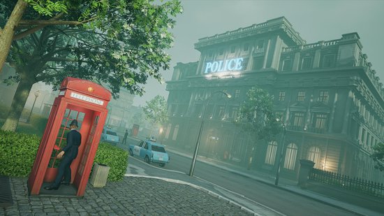 Een man in een politie-uniform staat in een rode telefooncel bij een gebouw met het woord "POLICE" erop.