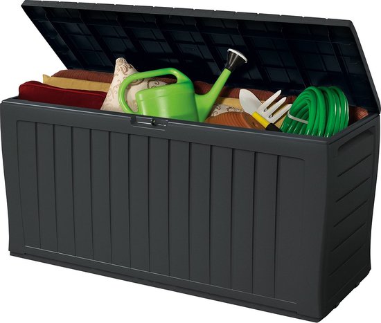 Zwarte opbergbox met open deksel, gevuld met tuingereedschap, tuinslang en kussens.