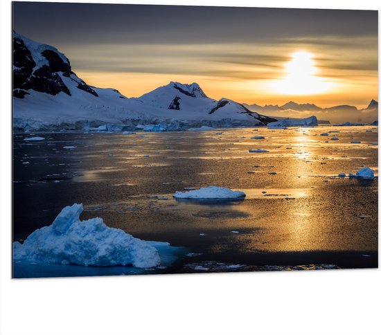 Dibond - IJsbergen langs Bevroren Meer tijdens Felle Zonsondergang - 100x75 cm Foto op Aluminium (Wanddecoratie van metaal)
