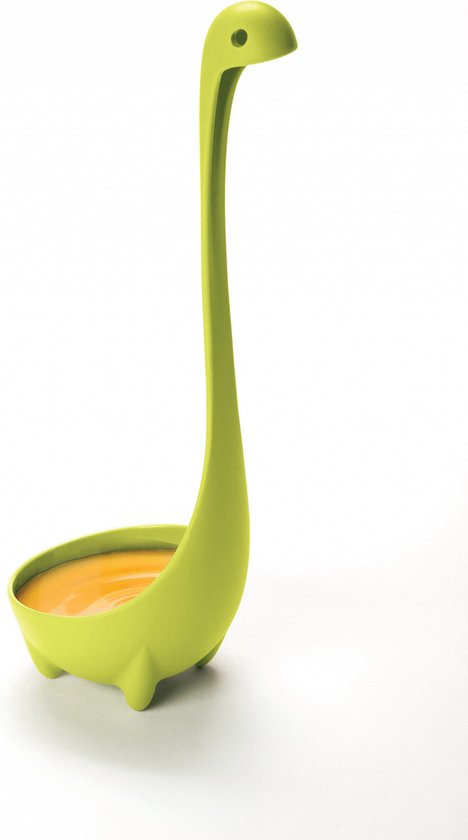 Groene Nessie soeplepel met een soeplepel vol soep, staande op zijn pootjes.