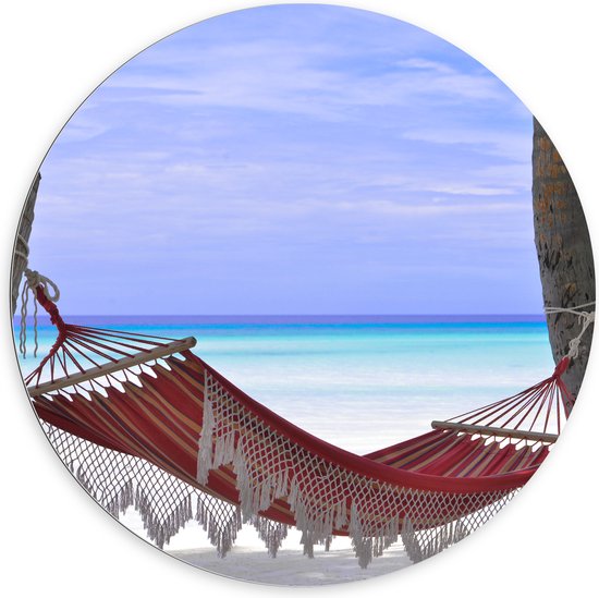 WallClassics - Dibond Muurcirkel - Rode Ibiza Hangmat op Tropisch Strand - 100x100 cm Foto op Aluminium Muurcirkel (met ophangsysteem)