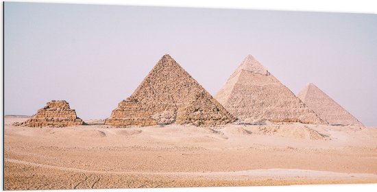 Dibond - Piramides van Gizeh in de Woestijn - 200x100 cm Foto op Aluminium (Wanddecoratie van metaal)