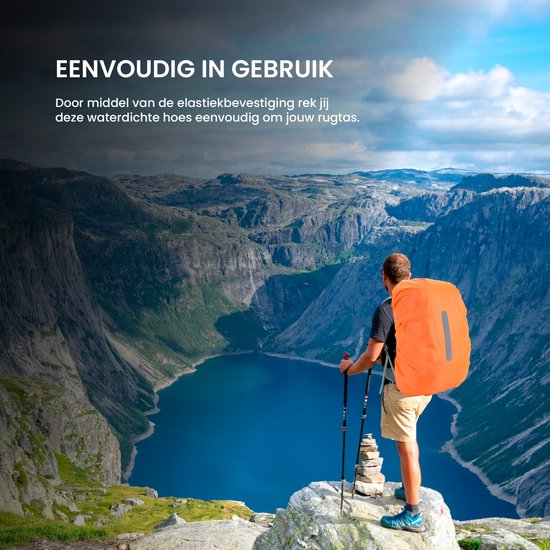Man met oranje rugzakhoes tijdens het wandelen in de bergen, met een elastische sluiting.