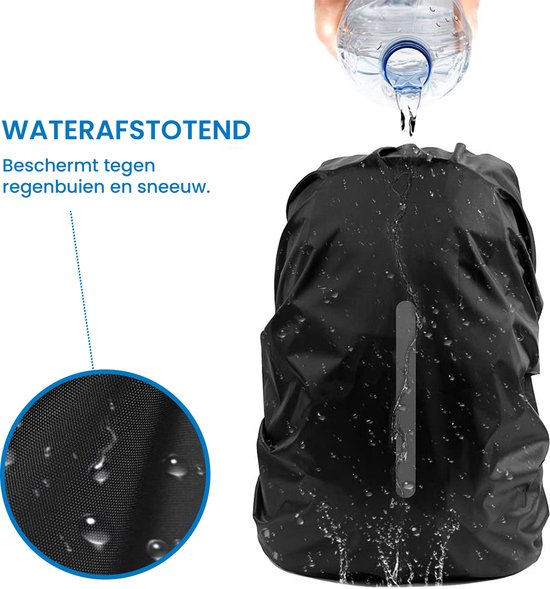 Zwarte rugzakhoes, waterafstotend. Water druppelt van de hoes. Detail van waterdruppels op de stof.