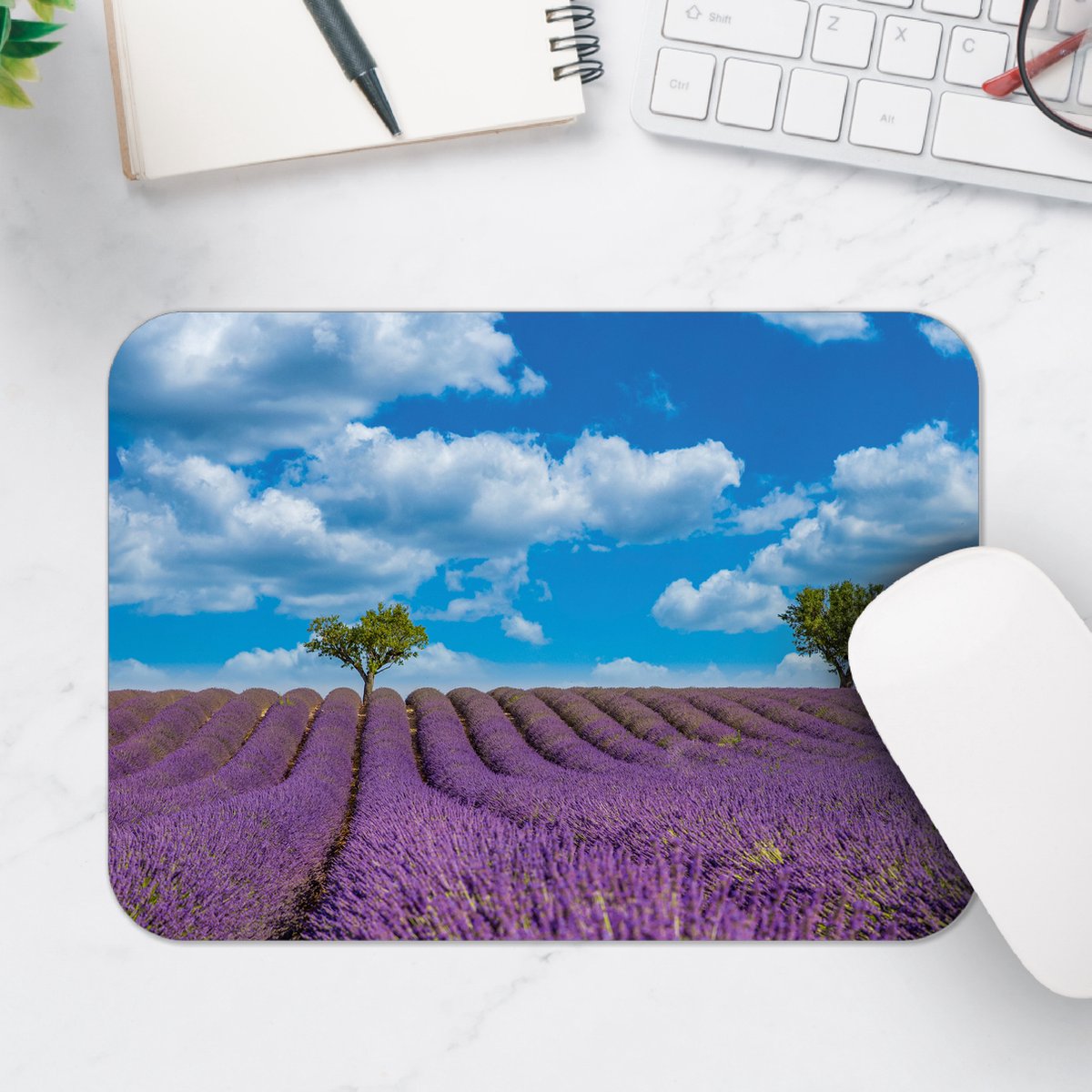 Muismat - Lavendelveld met Twee Bomen in de Verte - 25x18 cm - 2 mm Dik - Muismat van Vinyl