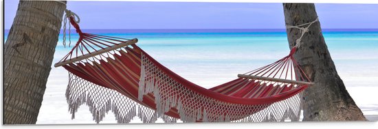 WallClassics - Dibond - Rode Ibiza Hangmat op Tropisch Strand - 90x30 cm Foto op Aluminium (Met Ophangsysteem)