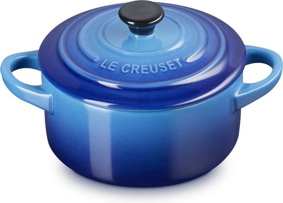 Blauwe mini-braadpan met deksel, gegradueerde kleur en Le Creuset logo op deksel.