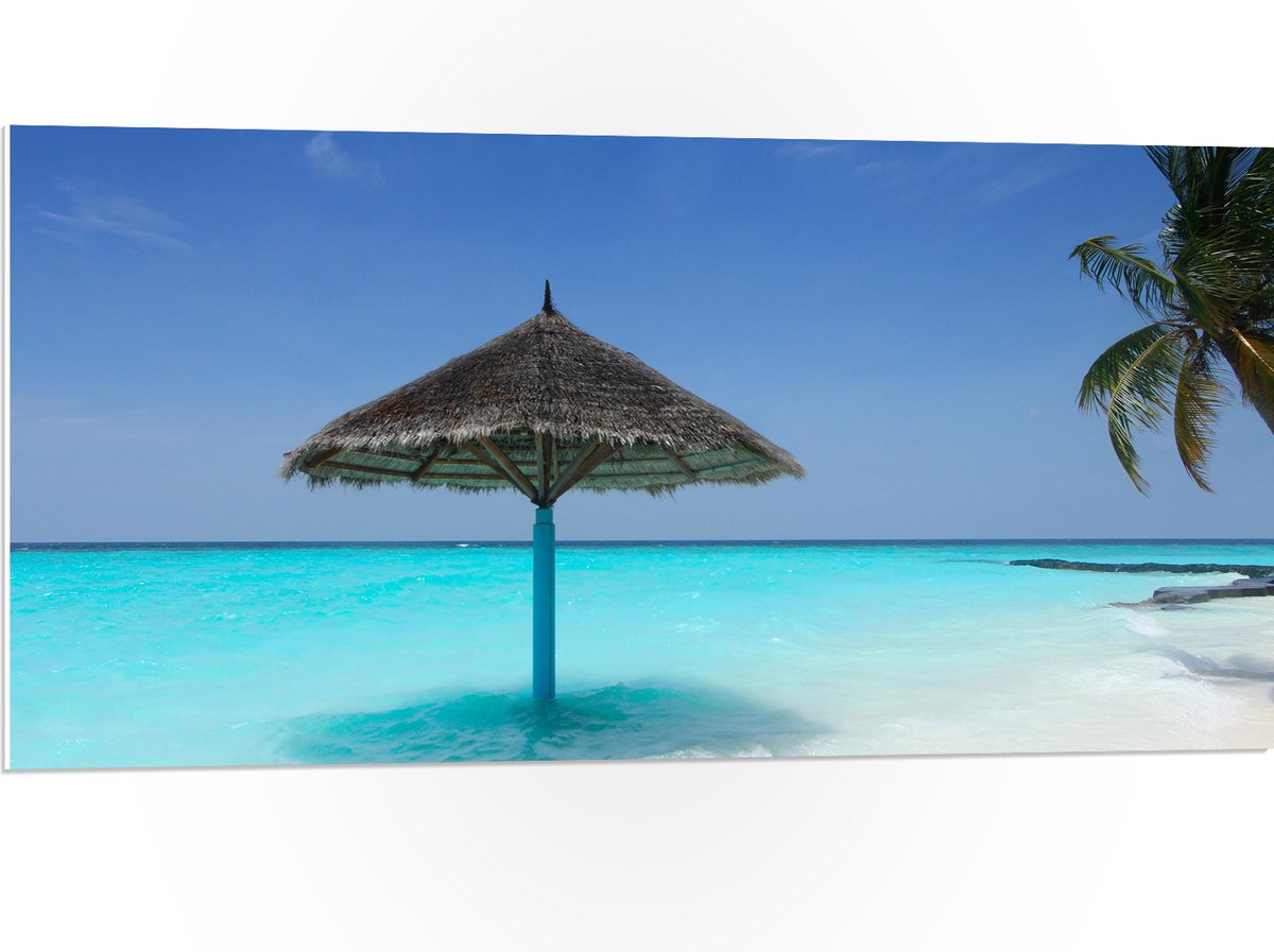 PVC Schuimplaat - Rieten Parasol op het Strand bij het Blauwe Water - 100x50 cm Foto op PVC Schuimplaat (Met Ophangsysteem)