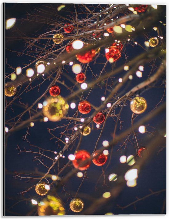 Dibond - Lampjes en Kerstballen in de Boom - 30x40 cm Foto op Aluminium (Met Ophangsysteem)