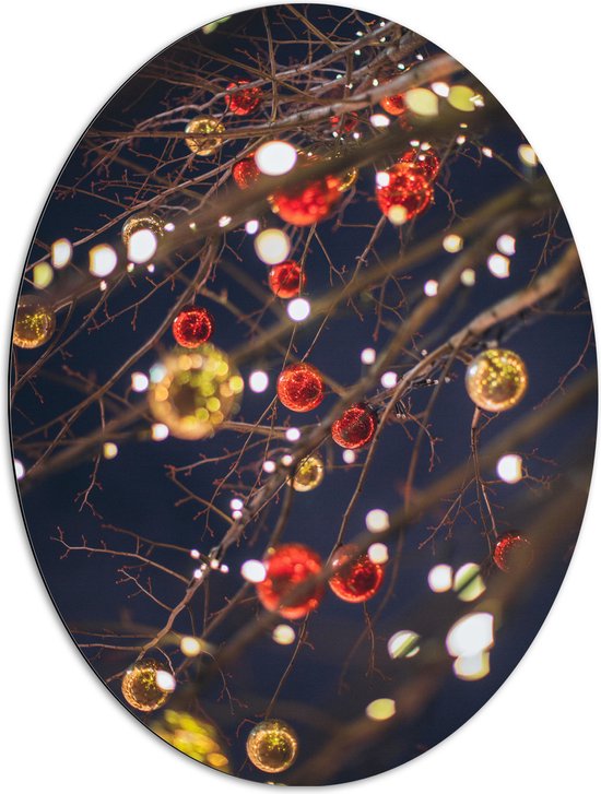 Dibond Ovaal - Lampjes en Kerstballen in de Boom - 72x96 cm Foto op Ovaal (Met Ophangsysteem)