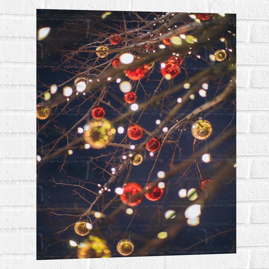 Muursticker - Lampjes en Kerstballen in de Boom - 60x80 cm Foto op Muursticker