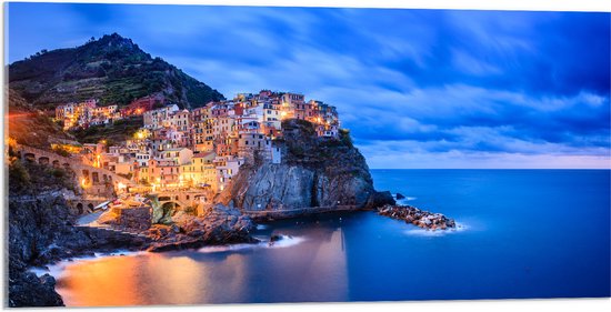 Acrylglas - Verlicht Dorpje op Berg aan de Kust van Ligurische Zee, Italië - 100x50 cm Foto op Acrylglas (Met Ophangsysteem)