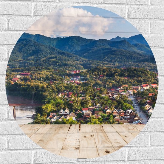 Muursticker Cirkel - Uitzicht over Dorpje aan de Rand van Berg in Laos - 80x80 cm Foto op Muursticker
