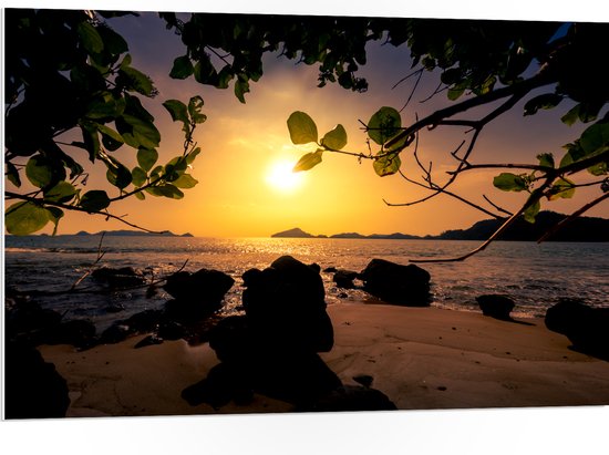 PVC Schuimplaat- Uitzicht vanaf Strand op Felle Zon boven het Zeewater - 105x70 cm Foto op PVC Schuimplaat