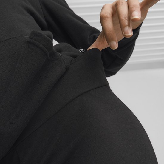 Dichtbij: detail van de tailleband van een zwarte PUMA legging.
