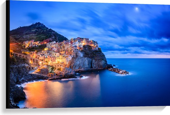 Canvas - Verlicht Dorpje op Berg aan de Kust van Ligurische Zee, Italië - 90x60 cm Foto op Canvas Schilderij (Wanddecoratie op Canvas)
