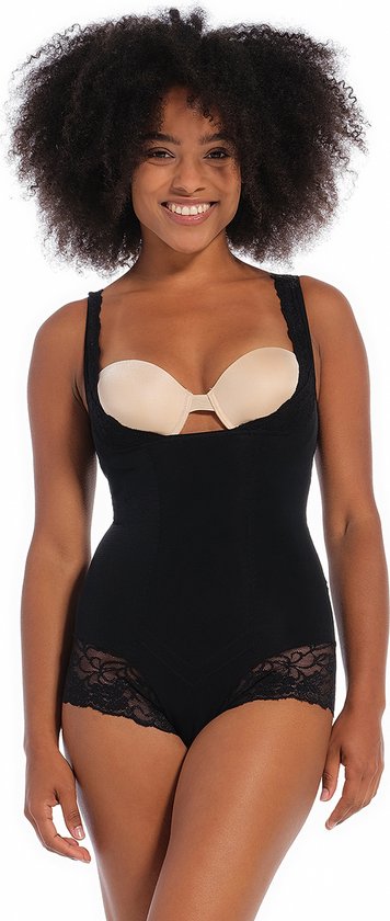 Model met zwarte body met kanten broekje en beige bh.