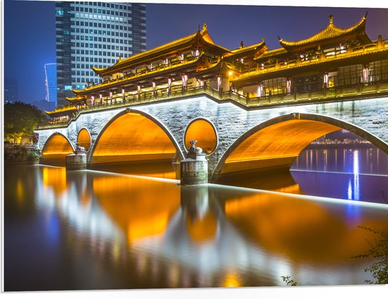 PVC Schuimplaat- Verlichte Anshun Brug in de Avond in Chengdu, China - 80x60 cm Foto op PVC Schuimplaat