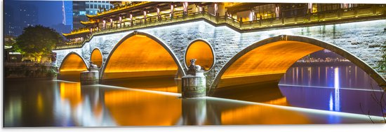 Dibond - Verlichte Anshun Brug in de Avond in Chengdu, China - 90x30 cm Foto op Aluminium (Wanddecoratie van metaal)