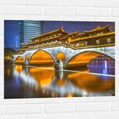 Muursticker - Verlichte Anshun Brug in de Avond in Chengdu, China - 80x60 cm Foto op Muursticker